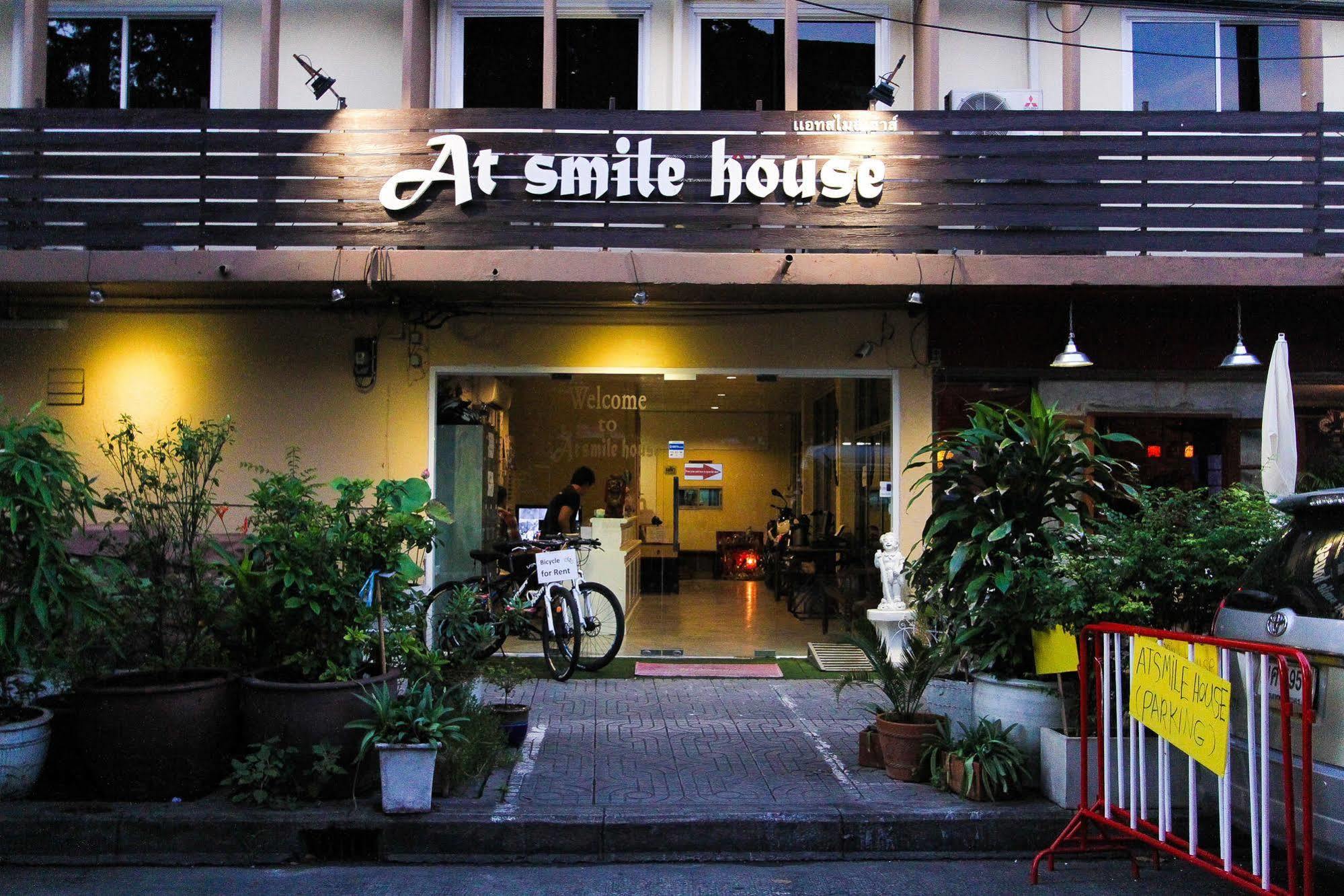 At Smile House Hotel Bangkok Bagian luar foto